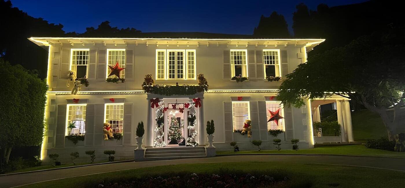 Fachada del club oliver. Mansión estilo británico. Iluminada para navidad y con decoración para la ocasión.